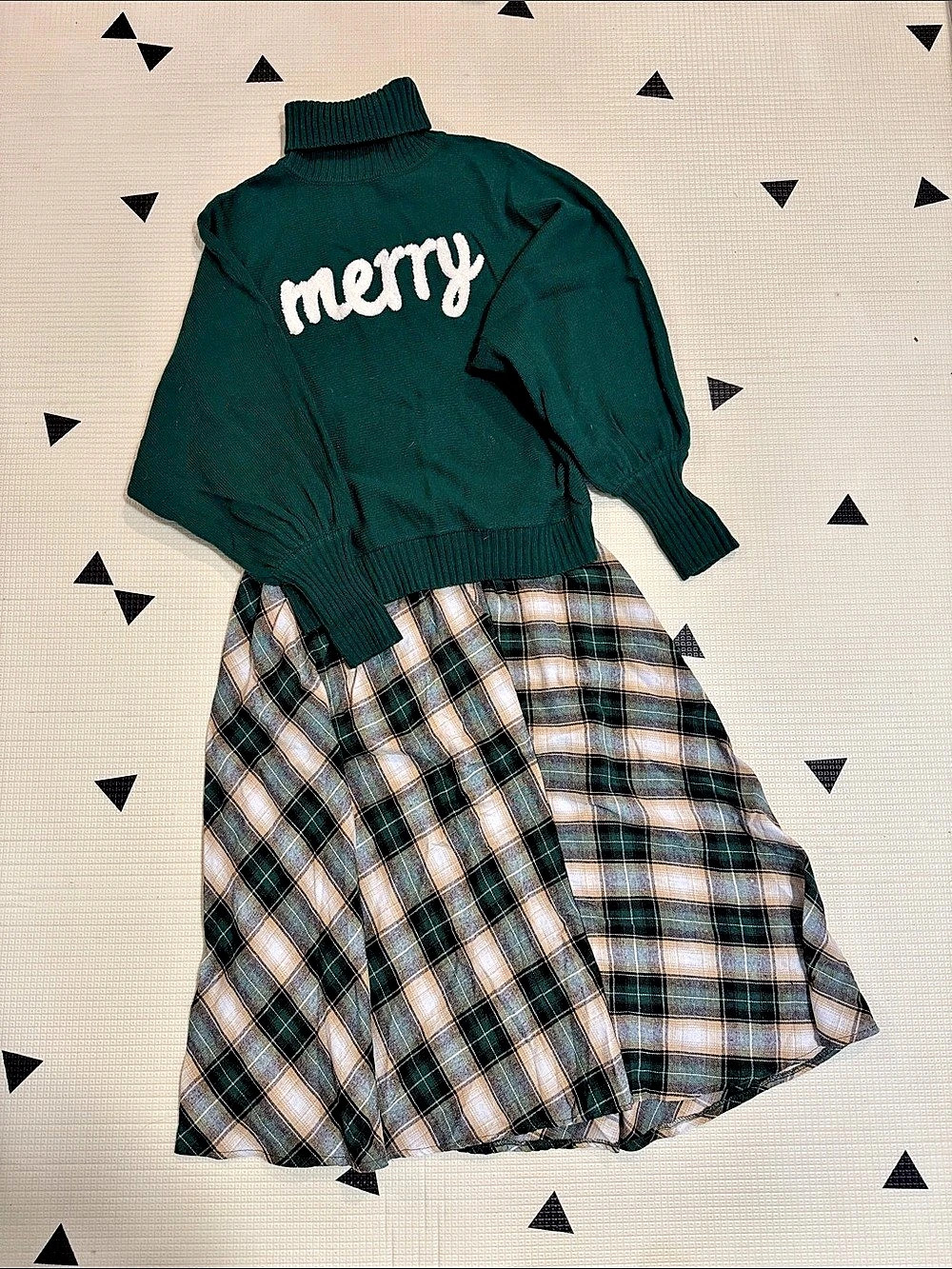 Women’s Christmas “Merry” Sweater and Plaid Skirt Set in Green Size M Like New